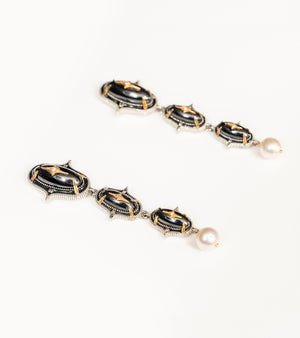 Detail of the China pearl drop finishing the Jaipur Danglers