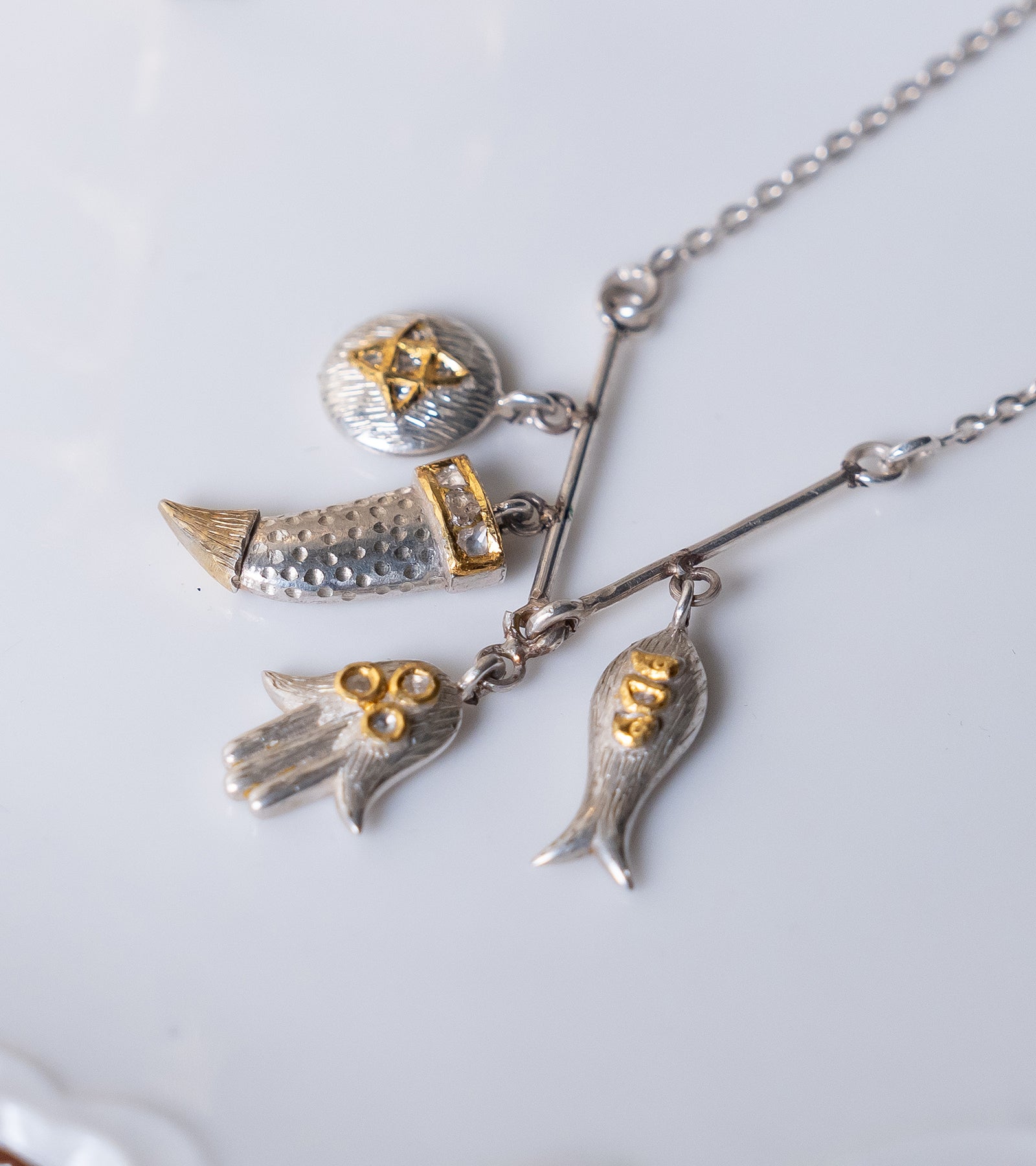 Close-up of the Vilandi diamond and Kundan gold detailing on the Kai Necklace