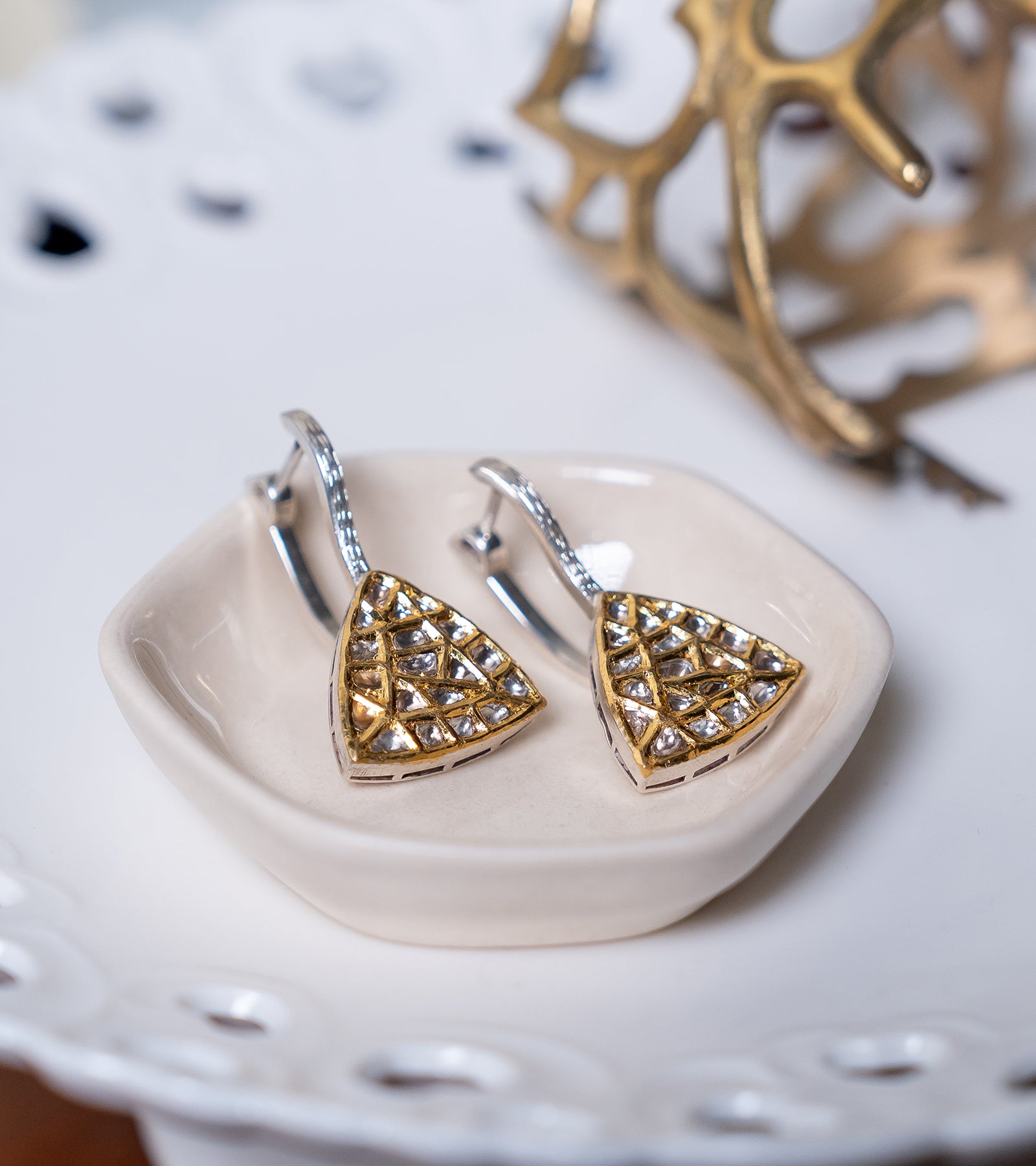 lose-up of Polki diamonds set in Kundan gold on the Leo Hoops trillion design
