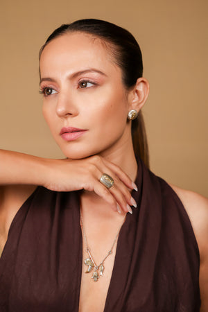 Detail of the customizable 20-inch chain on the Kai Necklace