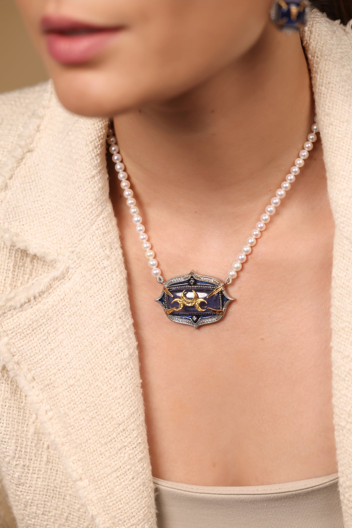 Close-up of the kyanite and diamond detailing on the Samarkand Necklace