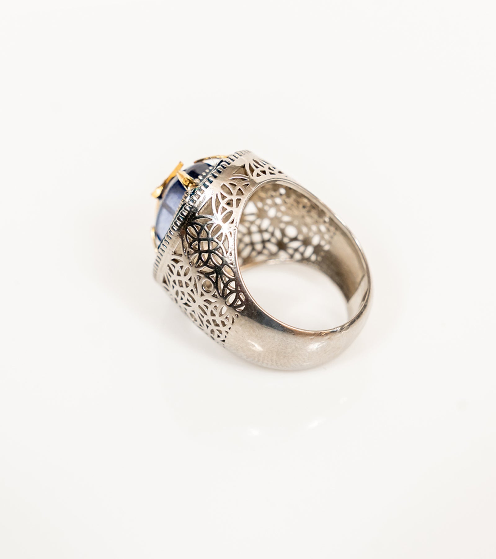 Taskan Ring in blue kyanite worn on the hand, showing the sculptural architectural silhouette