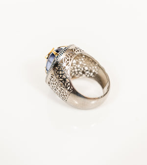 Taskan Ring in blue kyanite worn on the hand, showing the sculptural architectural silhouette